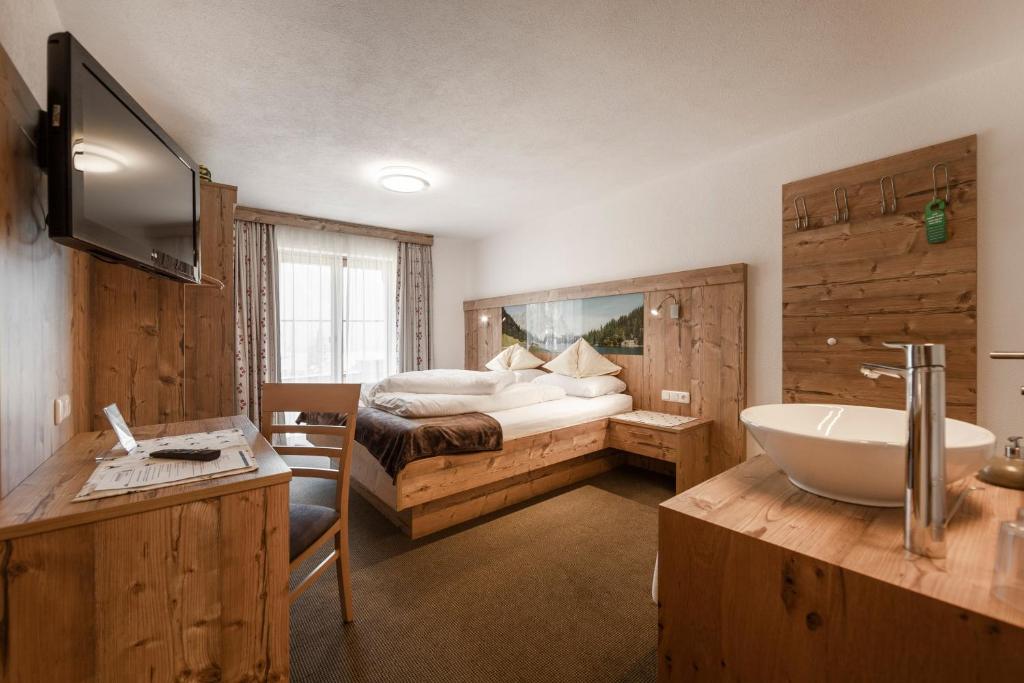 Postel nebo postele na pokoji v ubytování Alpenhof