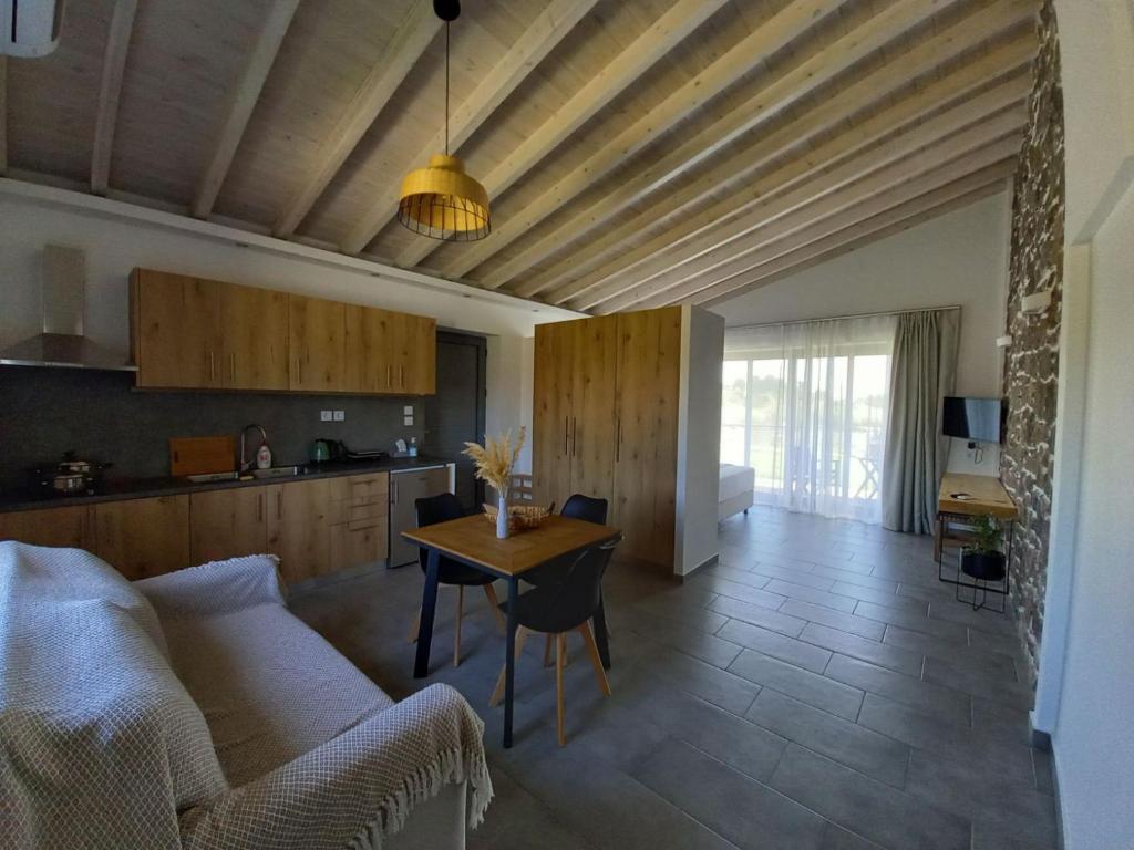 salon z kanapą i stołem w obiekcie Lithos Villas w mieście Skala Eresou