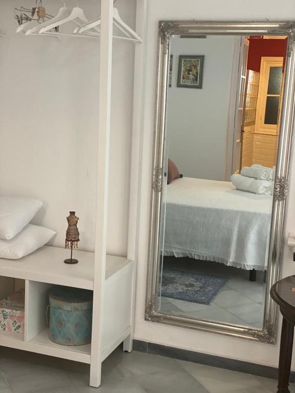 Łóżko lub łóżka w pokoju w obiekcie Lujosa suite privada en casa del S XIX