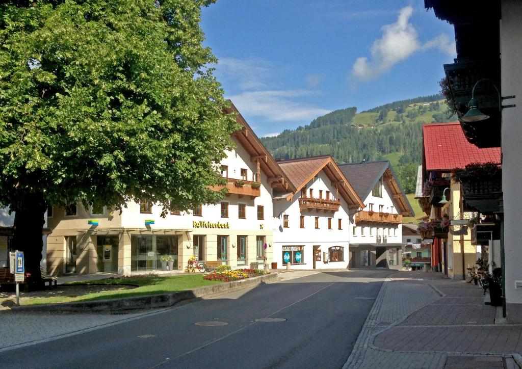 an empty street in a small town with buildings at Ferienwohnungen Kirchweger in Wagrain