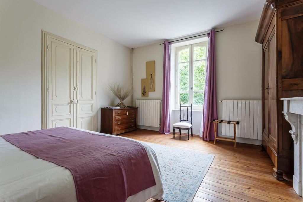 Villa Maris في Félines-Minervois: غرفة نوم بسرير ونافذة كبيرة