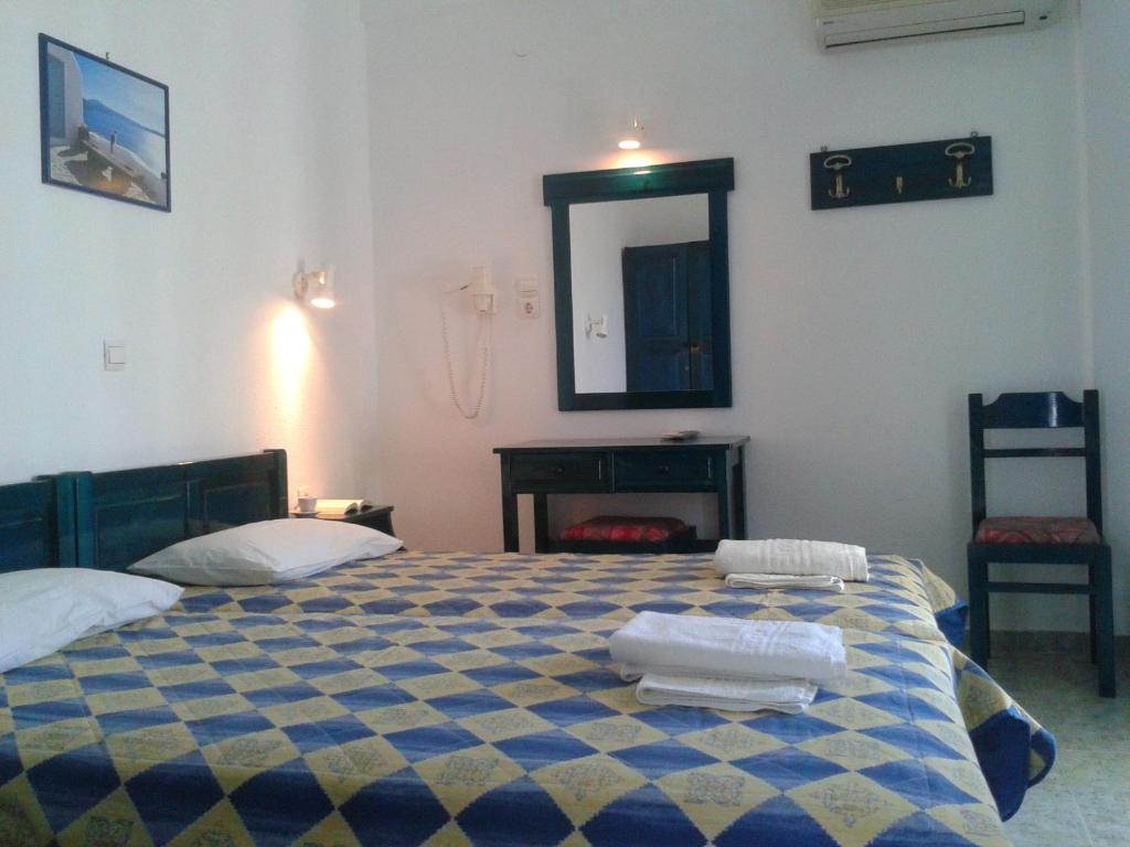una camera da letto con un letto e due asciugamani di Chrisanthi Studios ad Agios Prokopios