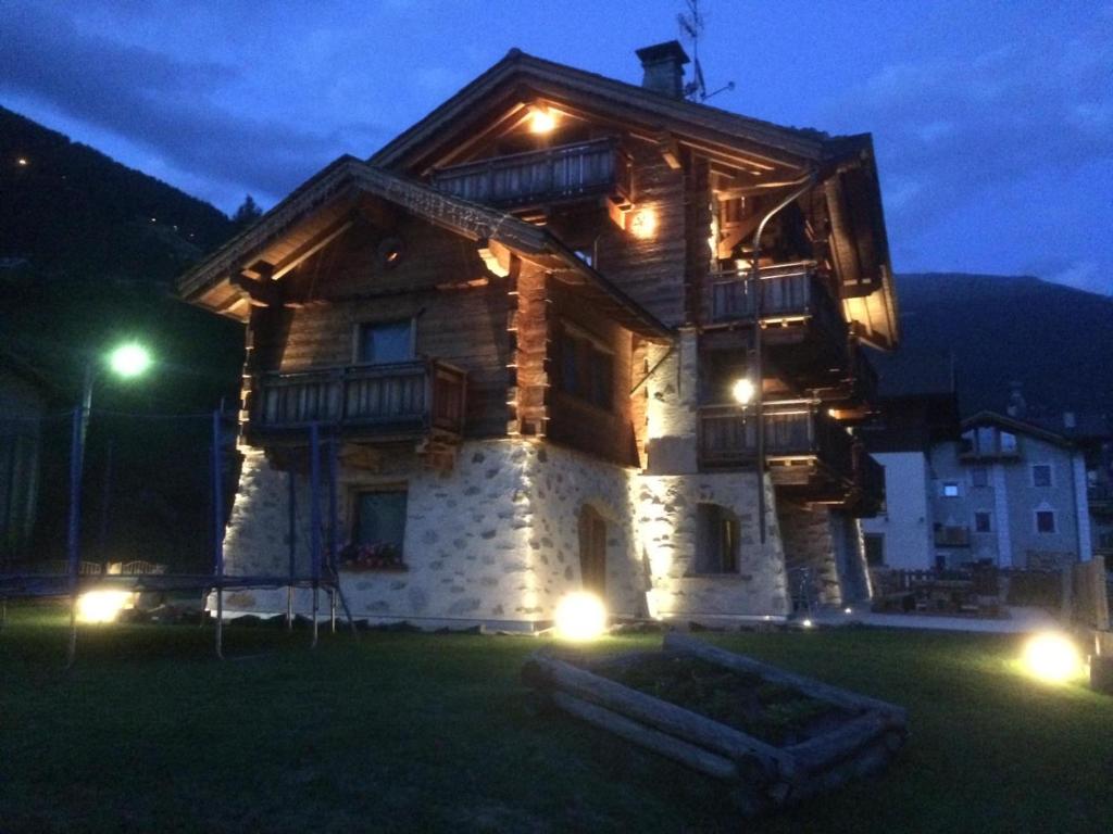 una casa con luces delante de ella por la noche en Chrys b&b, en Valfurva