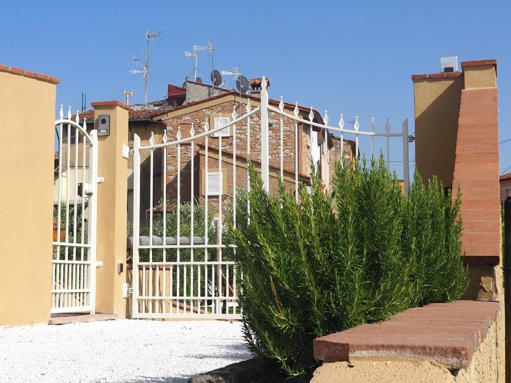 a white gate in front of a house at La casa di Samarcanda in Uliveto Terme