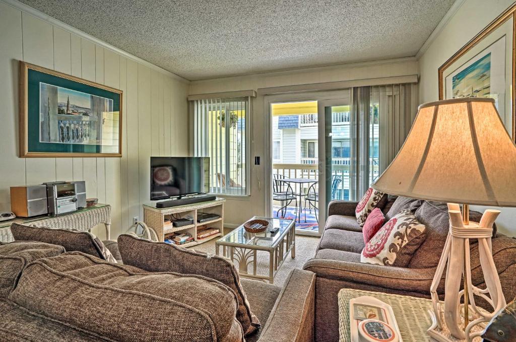 TV a/nebo společenská místnost v ubytování Coastal Condo with Pool Access - Walk To Beach!