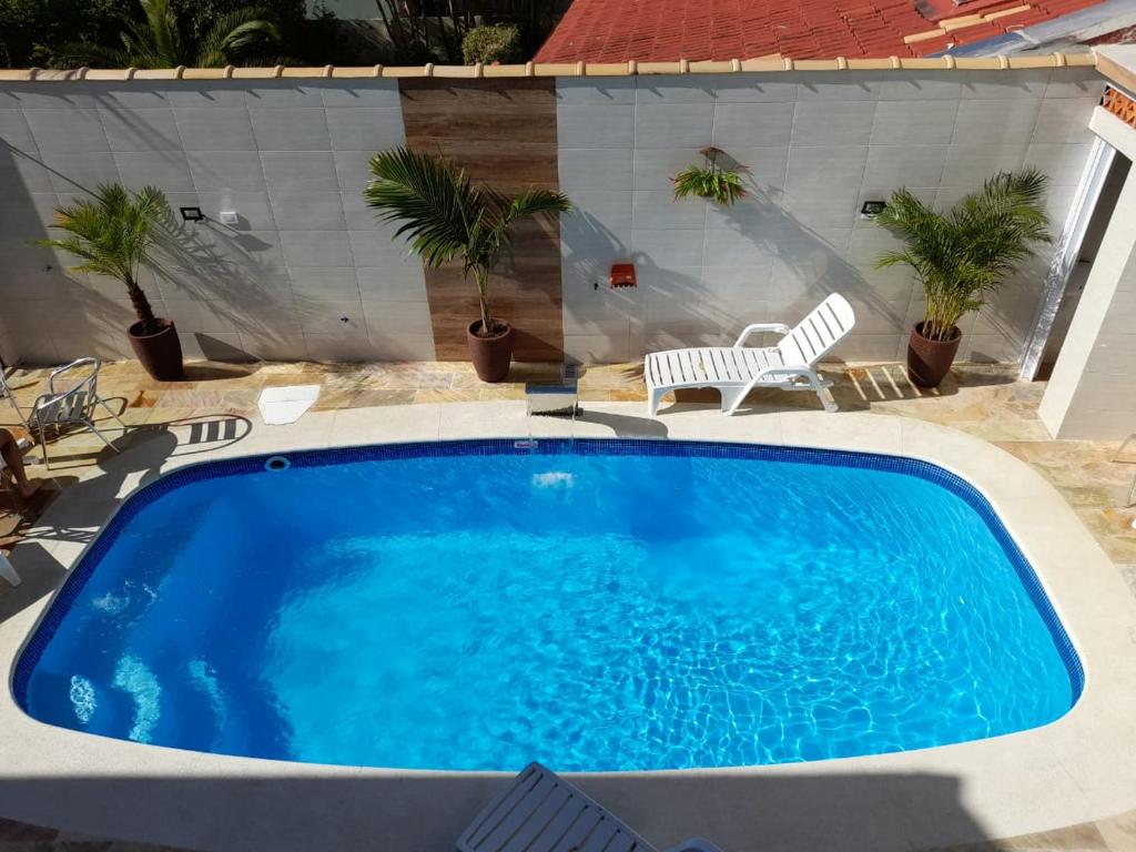 una gran piscina azul en un patio en Pousada Arquipélago, en Florianópolis