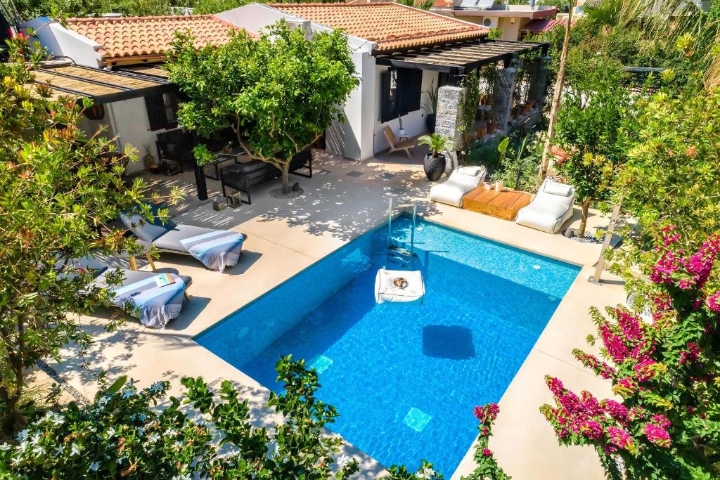 Bazén v ubytování HALO Ligaria Suite 100m next to the beach with private pool nebo v jeho okolí