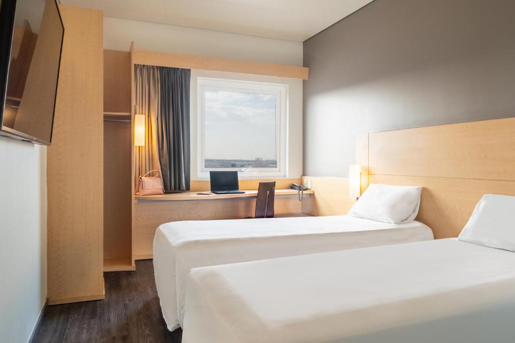 Postel nebo postele na pokoji v ubytování Ibis Chihuahua