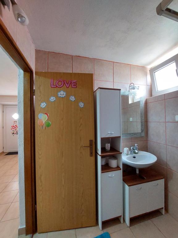 Kuchnia lub aneks kuchenny w obiekcie Sofija apartmani