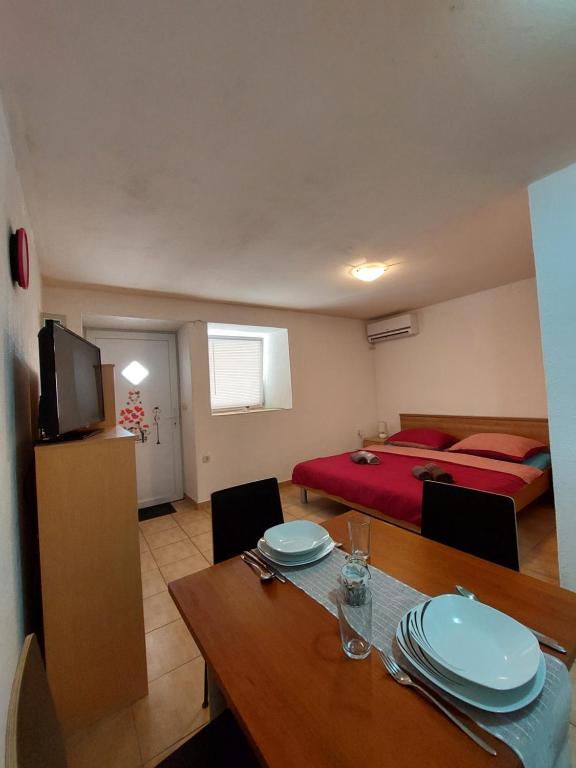 Łóżko lub łóżka w pokoju w obiekcie Sofija apartmani