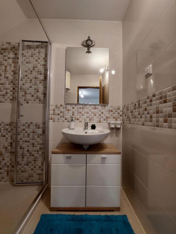łazienka z umywalką i lustrem w obiekcie Sofija apartmani w mieście Vir