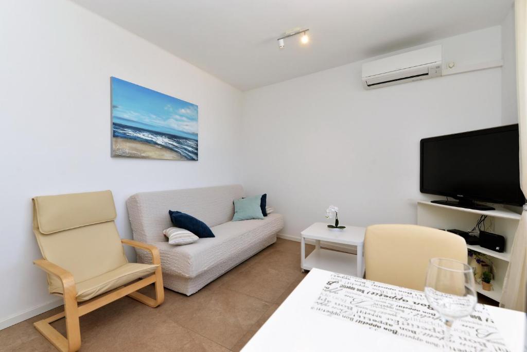 Televízia a/alebo spoločenská miestnosť v ubytovaní Beach apartment VAMI with sea view