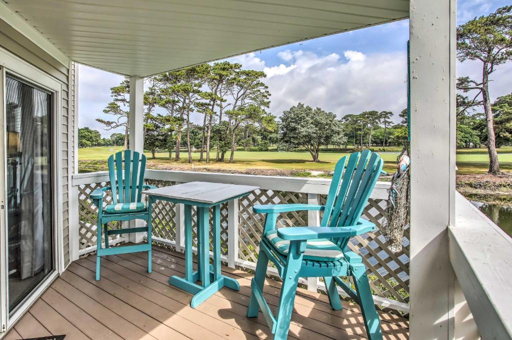 duas cadeiras e uma mesa no alpendre de uma casa em Waterfront North Myrtle Beach Condo with Pool Access em Myrtle Beach
