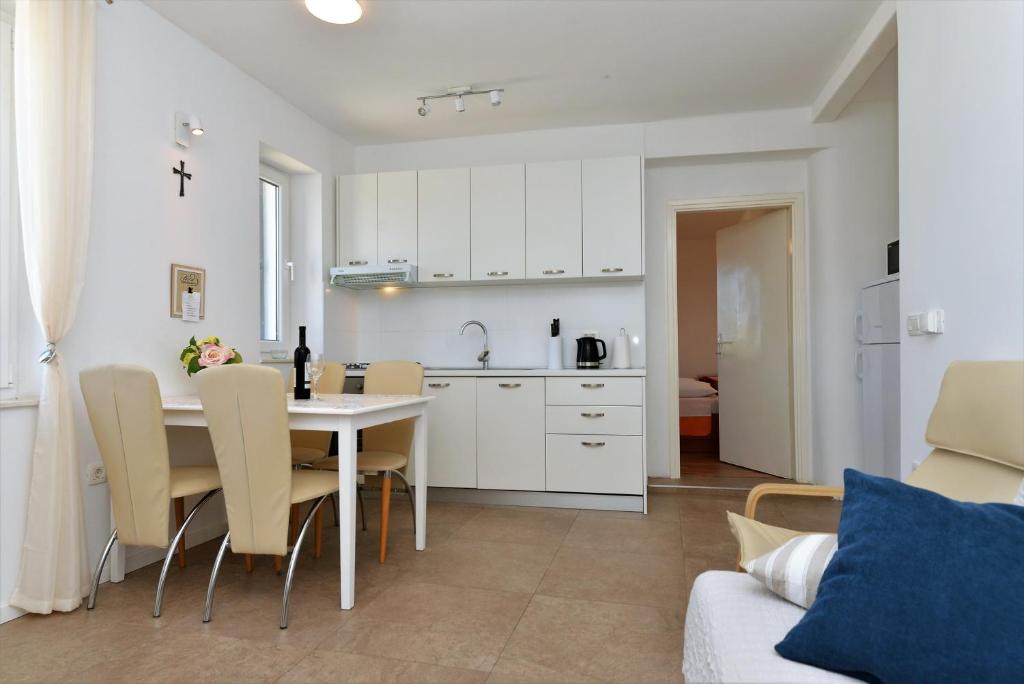 Kuchyňa alebo kuchynka v ubytovaní Beach apartment VAMI with sea view