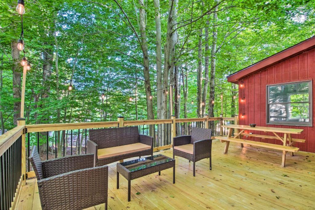 Poconos House with Large Deck, Gas Grill and Fire Pit!, Tobyhanna