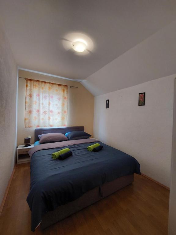 Łóżko lub łóżka w pokoju w obiekcie Sofija apartmani