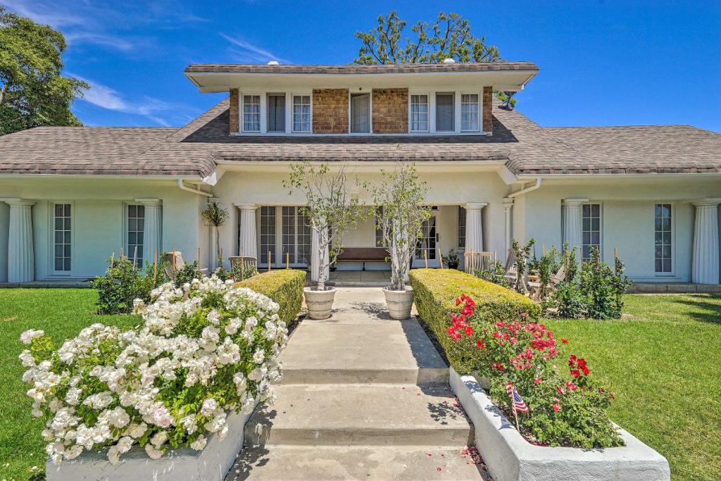 una casa con flores en el patio delantero en Elegant, Historical Santa Ana Home with Gardens, en Santa Ana