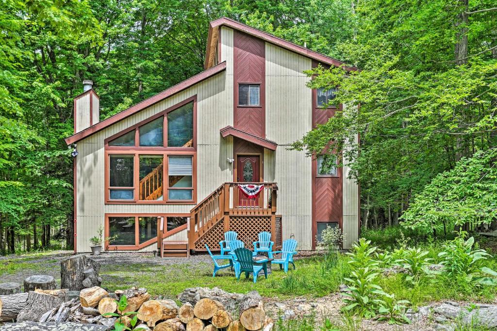 The Hideout Cottage with Access to Lakes and Ski Slope, Lake Ariel, PA