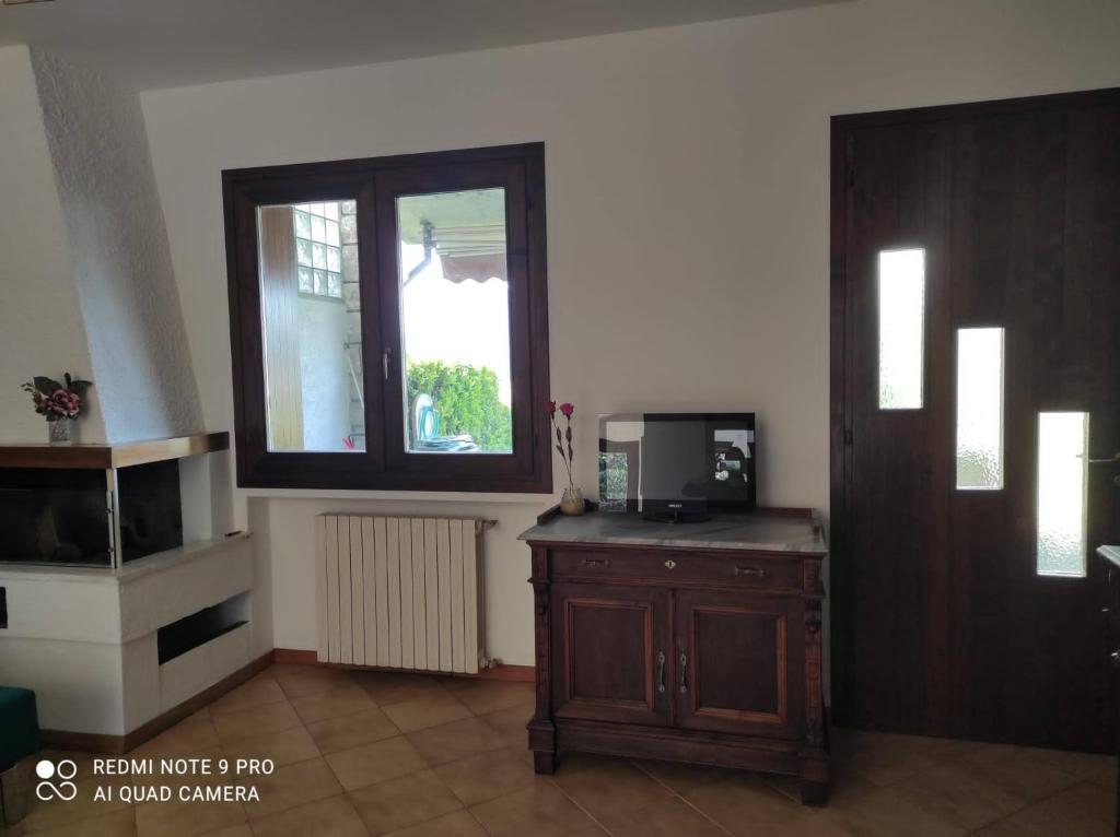 Kuchyň nebo kuchyňský kout v ubytování CasaDolcelago Sulzano Villa con Giardino Vista Lago Parking Free