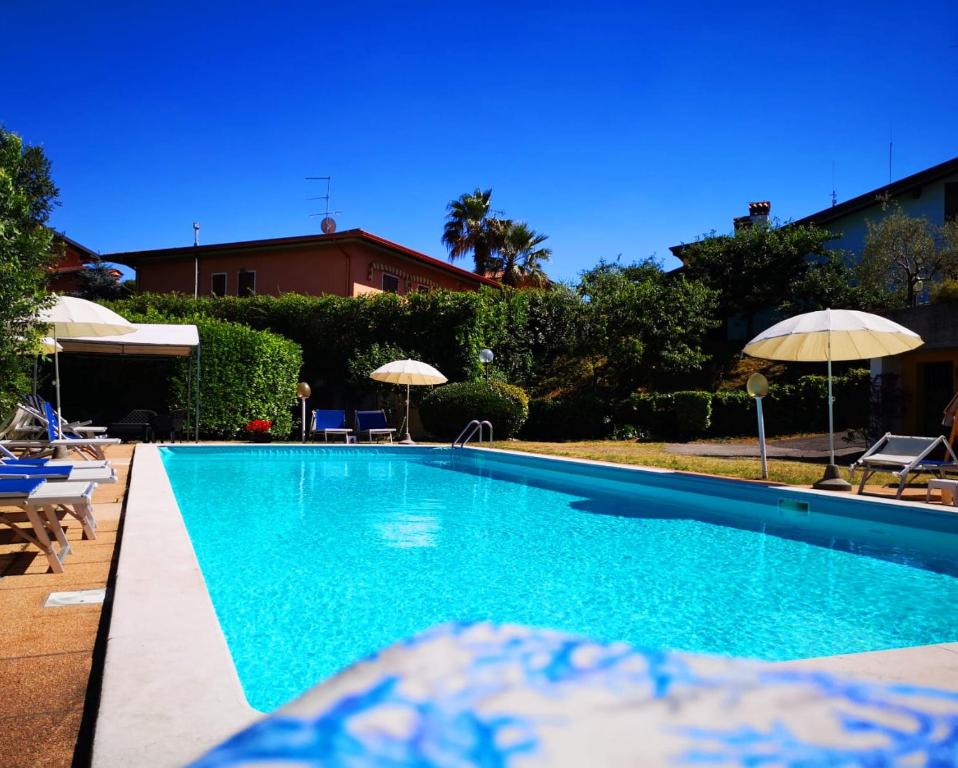 Bazén v ubytování Albergo B&B Tenesi nebo v jeho okolí