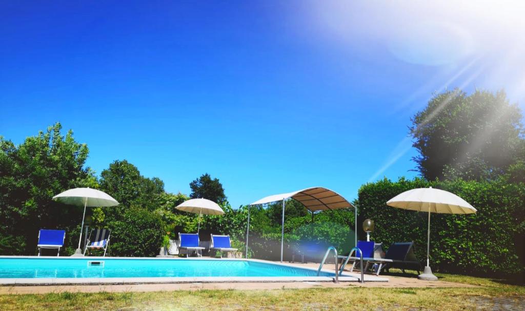 Bazén v ubytování Albergo B&B Tenesi nebo v jeho okolí
