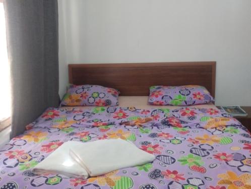un letto con un piumone a fiori e 2 cuscini di Budak Harbiye a Istanbul