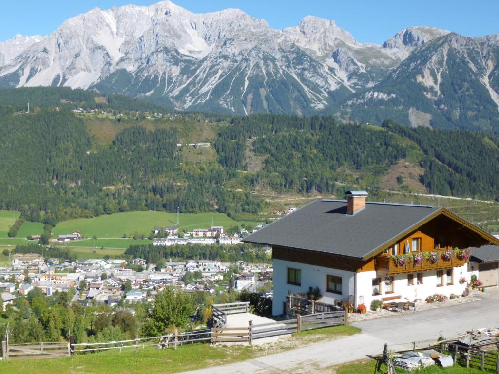 a house in a valley with mountains in the background at Spreitzhof - Appartements in Schladming