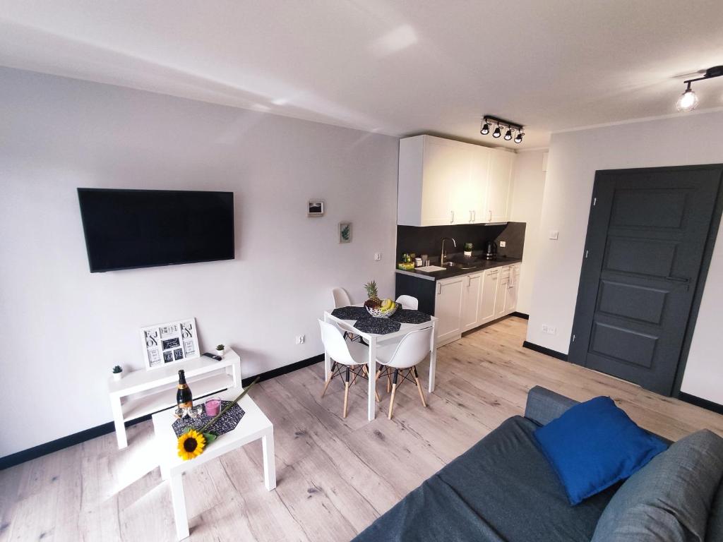 sala de estar con sofá y mesa en River House - Apartament z ogródkiem, en Szczecin