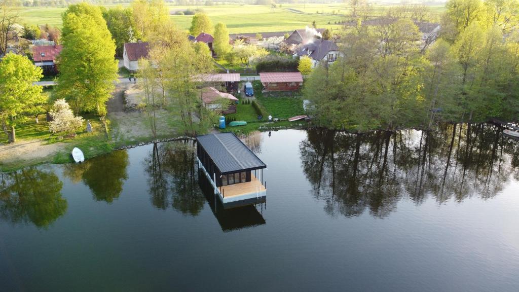 een luchtzicht op een klein huis aan een meer bij Dom na Wodzie in Kruklanki
