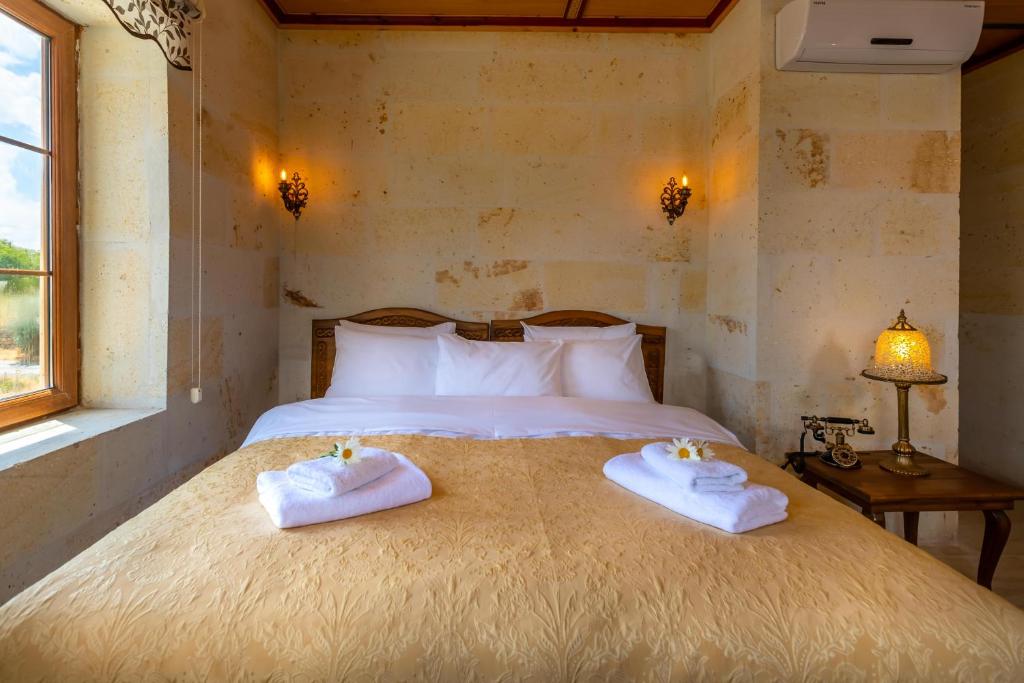 Postel nebo postele na pokoji v ubytování Esens Stone House