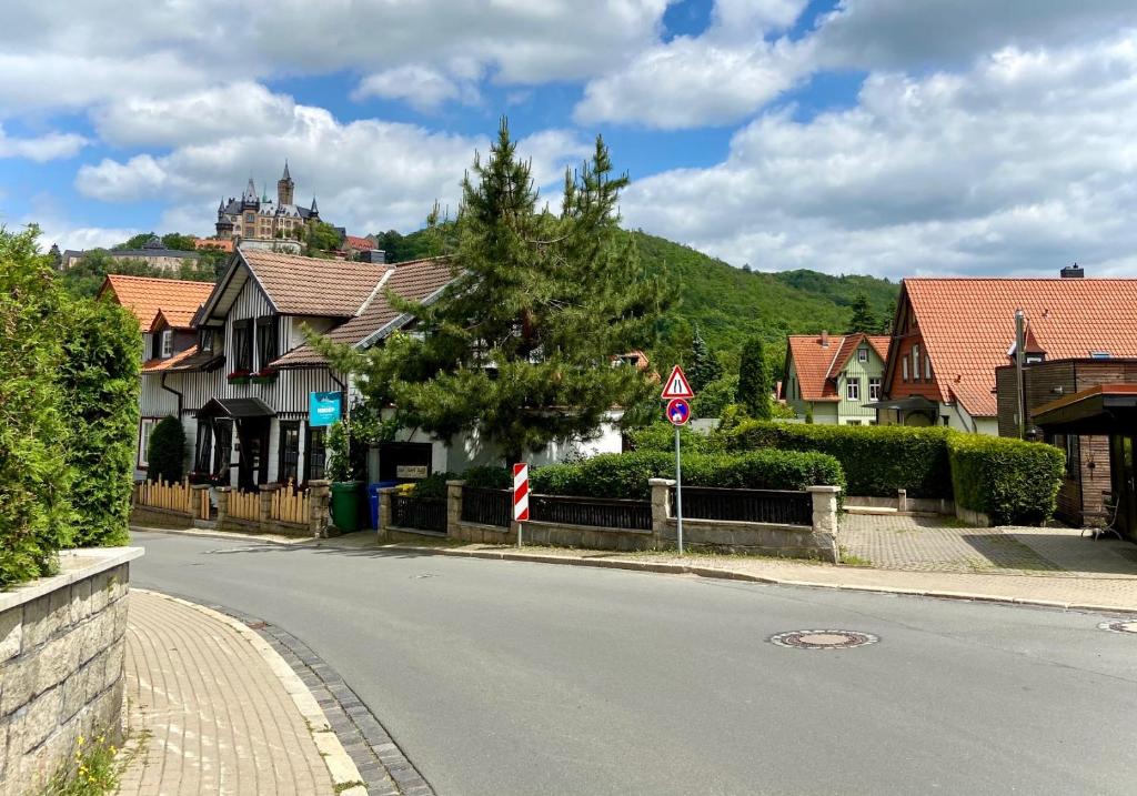 eine Straße in einer Stadt mit einem Schloss im Hintergrund in der Unterkunft Ferienwohnung Kniep in Wernigerode