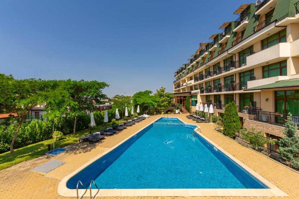 a swimming pool in front of a building at Hotel Julia in Sveti Vlas