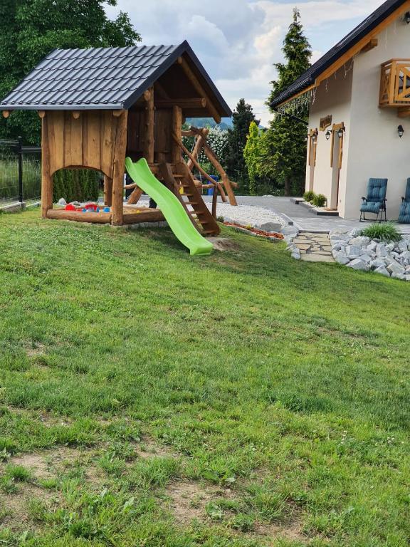 Domek na wzgórzu的儿童游玩区