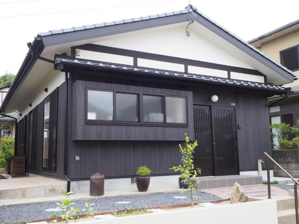 a black and white house with windows at camebiori - Vacation STAY 44988v in Onomichi