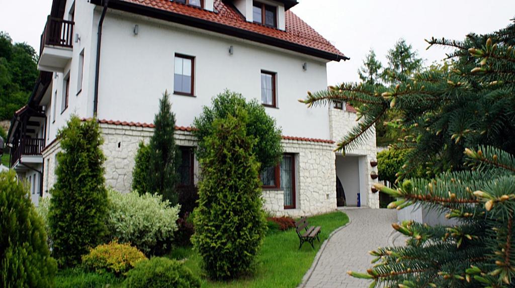 a large white house with a pathway in front of it at Apartament Pod Aniołem - 44 in Kazimierz Dolny