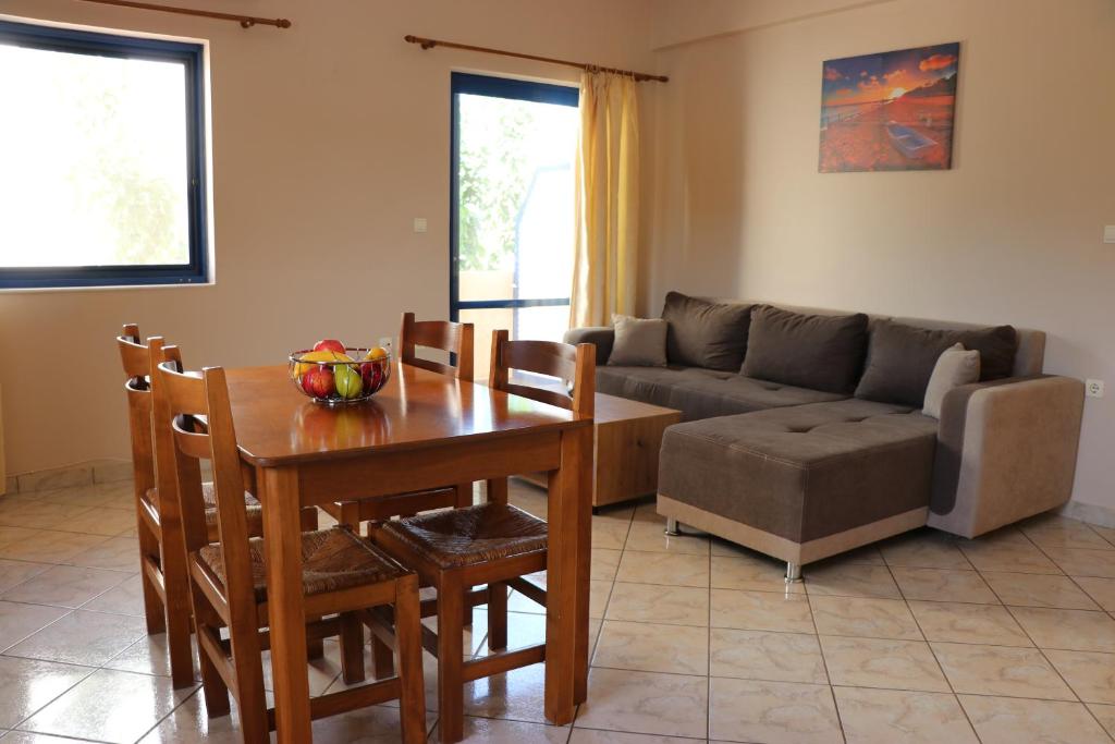 sala de estar con mesa y sofá en Grammeno Seaside Rooms, en Palaiochóra