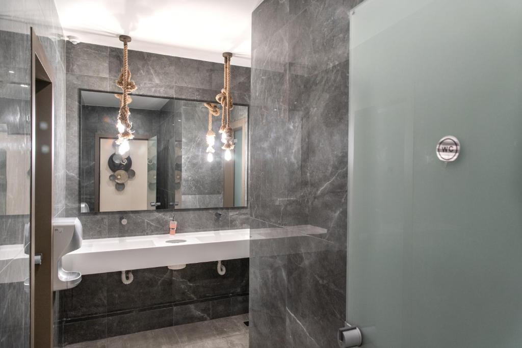 Koupelna v ubytování Lagaria Hotel II