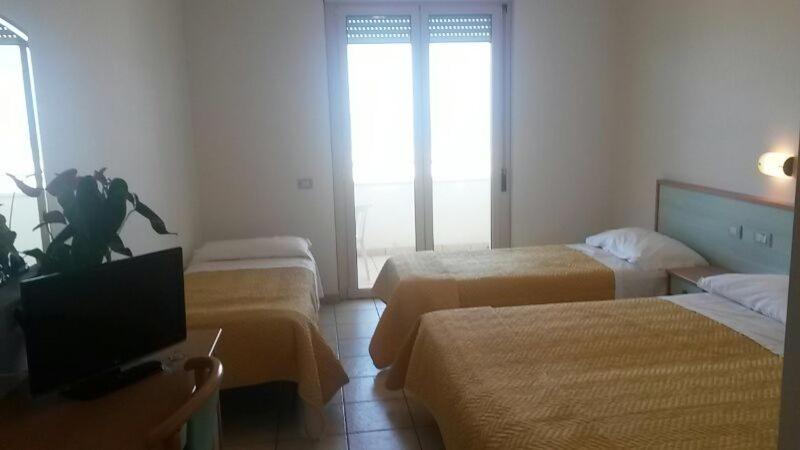A bed or beds in a room at Hotel Miramare