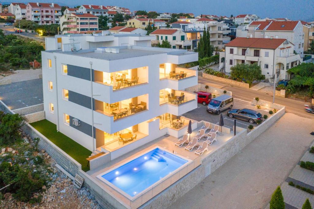 - une vue aérienne sur une maison blanche dotée d'une piscine dans l'établissement Sara luxury apartment with a pool, à Novalja