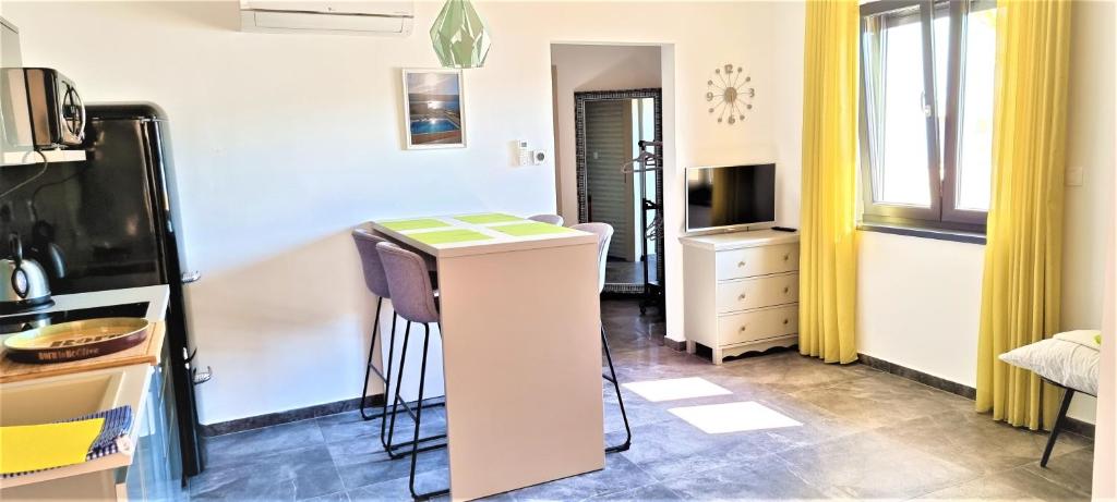 Kuchnia lub aneks kuchenny w obiekcie Villa Kajgo-Pag