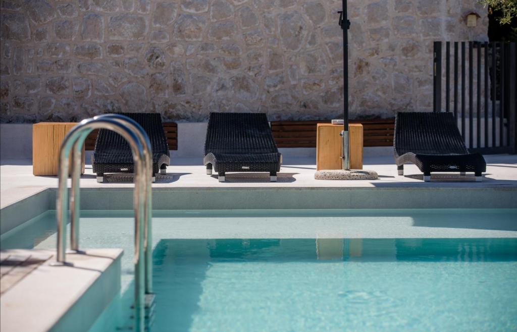 Bazén v ubytování Luxury Suites Bellevue nebo v jeho okolí