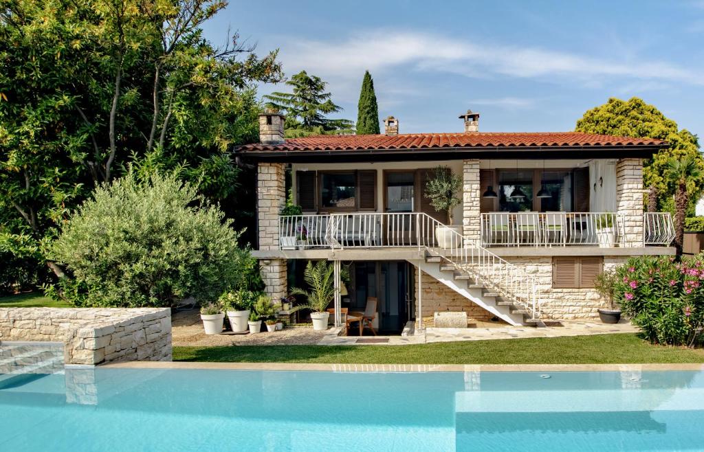 ein Haus mit Pool davor in der Unterkunft Residence Peček in Novigrad Istria