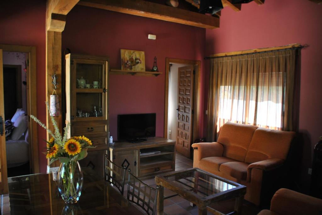 TenzuelaにあるCasa Rural El Regajoのリビングルーム(ソファ、テーブル付)