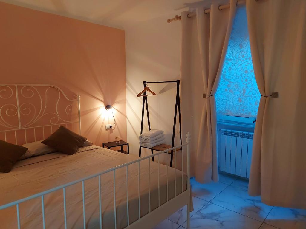 - une chambre avec un lit et une fenêtre dans l'établissement Nel cuore di Genova BAGNO PRIVATO, à Gênes