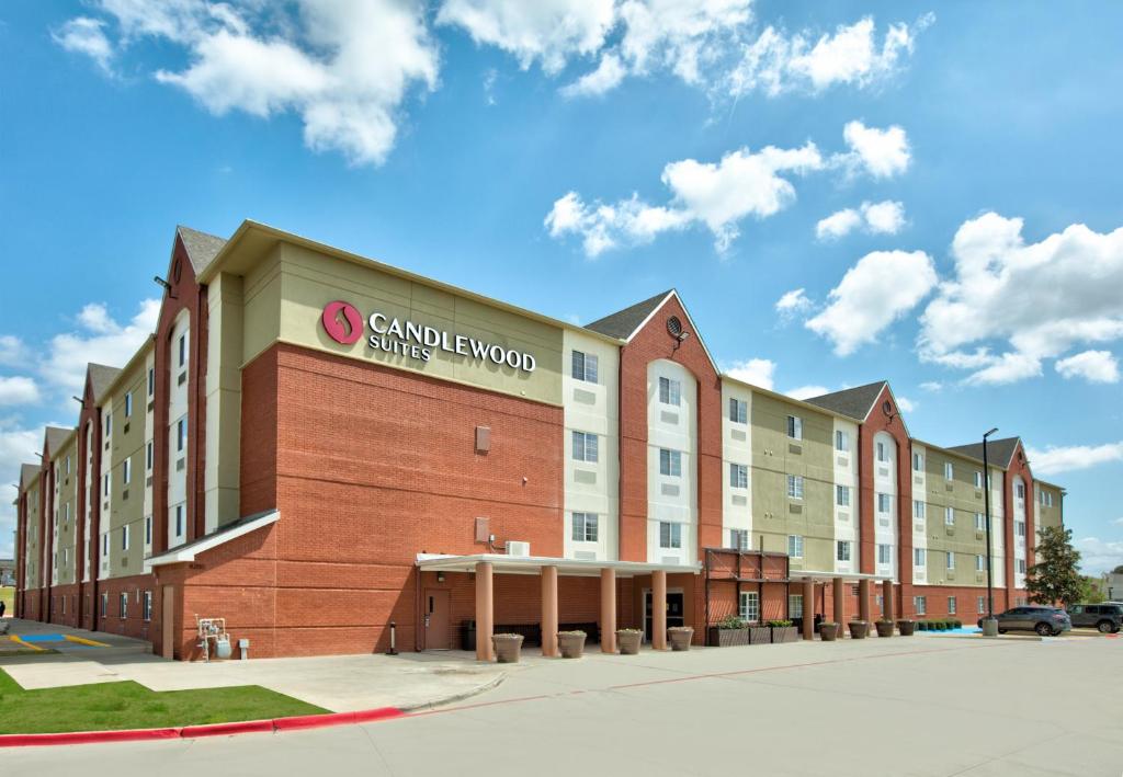 ein Außenblick auf ein Crannbrook Hotel in der Unterkunft Candlewood Suites Dallas Fort Worth South, an IHG Hotel in Fort Worth