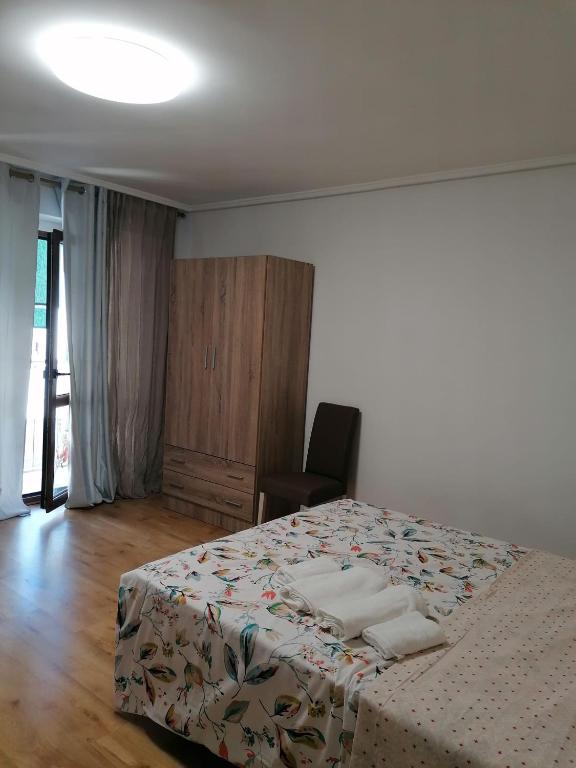 um quarto com uma cama com uma mesa e uma cadeira em Malvarrosa apartamentos em Valência