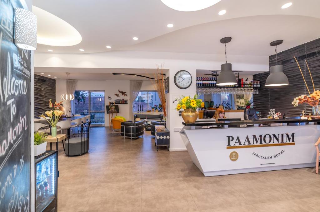 a restaurant with a bar with a pannaulum counter at Paamonim Hotel Jerusalem in Jerusalem