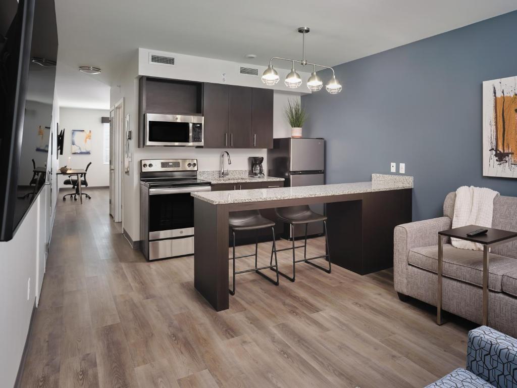戈茲伯羅的住宿－stayAPT Suites Goldsboro-Seymour Johnson AFB，公寓内设有开放式厨房和客厅。