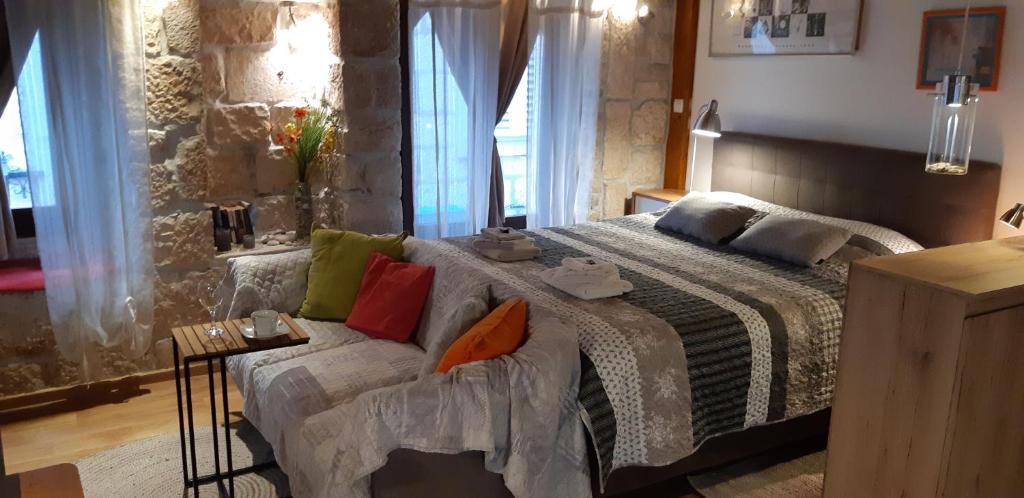 um quarto com uma cama grande e um sofá em Old town St. Roko em Korčula