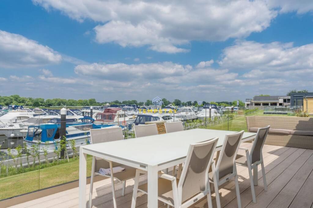 مطعم أو مكان آخر لتناول الطعام في LUXURY LODGE RIVER THAMES - WINDSOR MARINA - PARKING